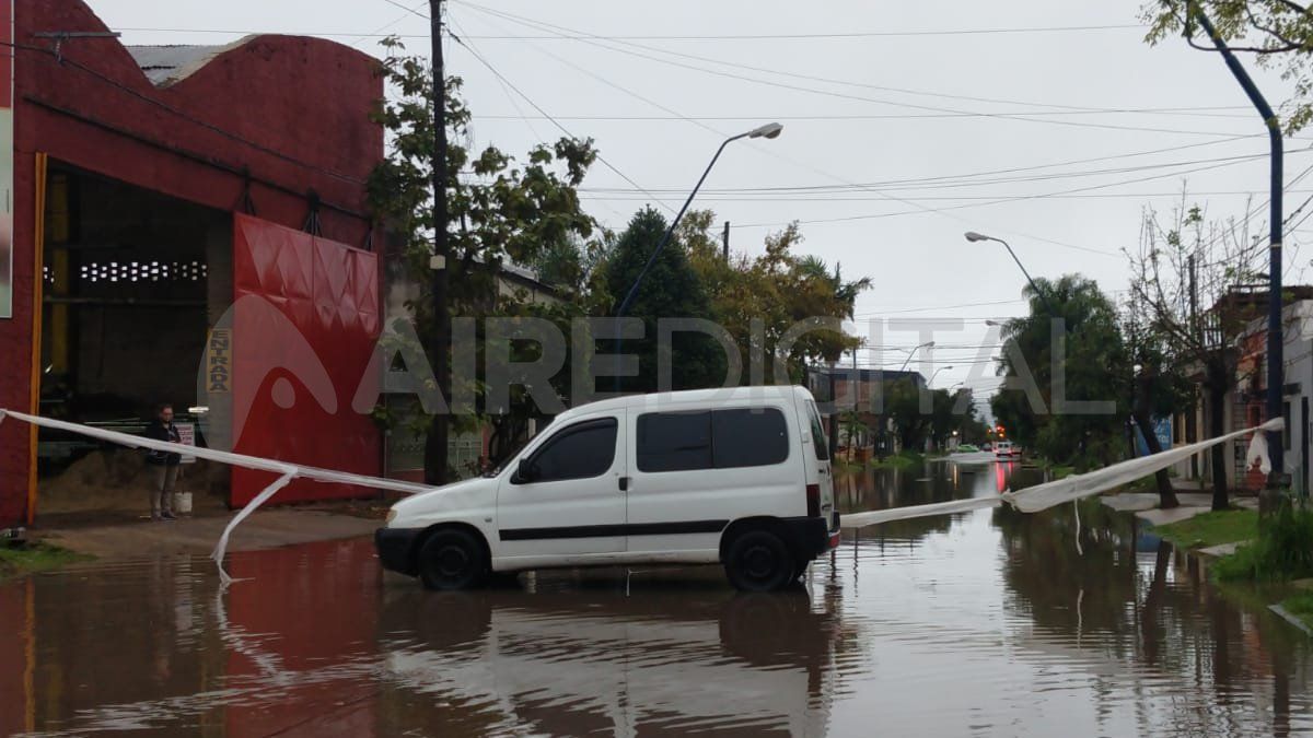 Vecinos de Juan Castelli al 3800 desviaron el tránsito para que los vehículos no pasen ante el anegamiento que provocó la lluvia.&nbsp;