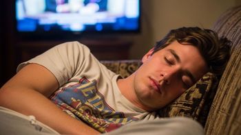Dormir con la televisión encendida es un hábito más común de lo que se piensa.