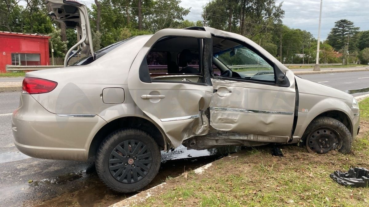 Ruta 1: un violento choque terminó con un auto destrozado