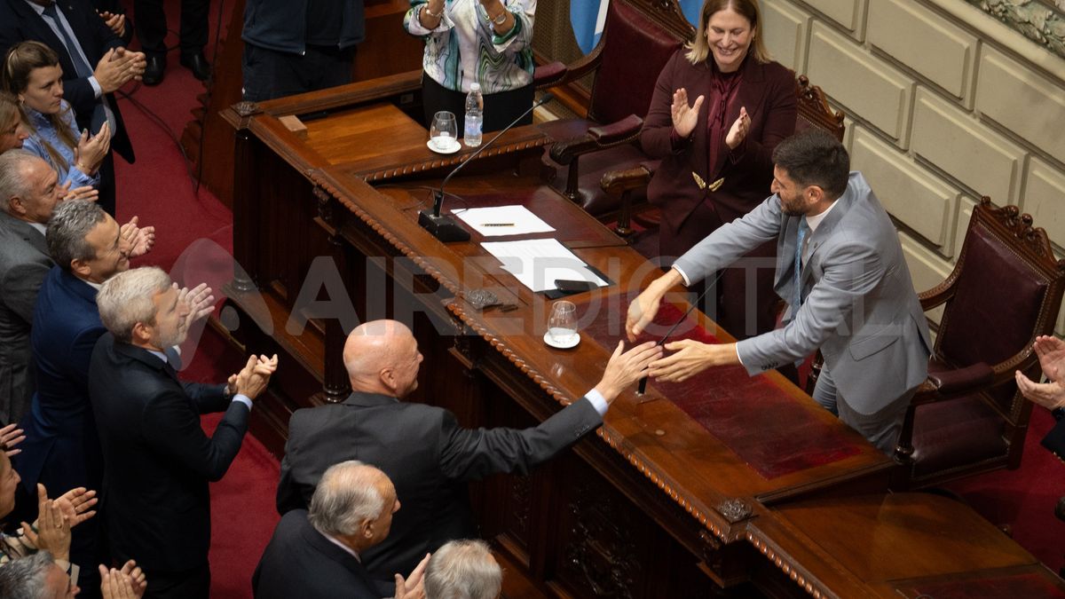 Antonio Bonfatti saluda a Maximiliano Pullaro tras su discurso y le recuerda que debe dejar inaugurado el periodo de sesiones.