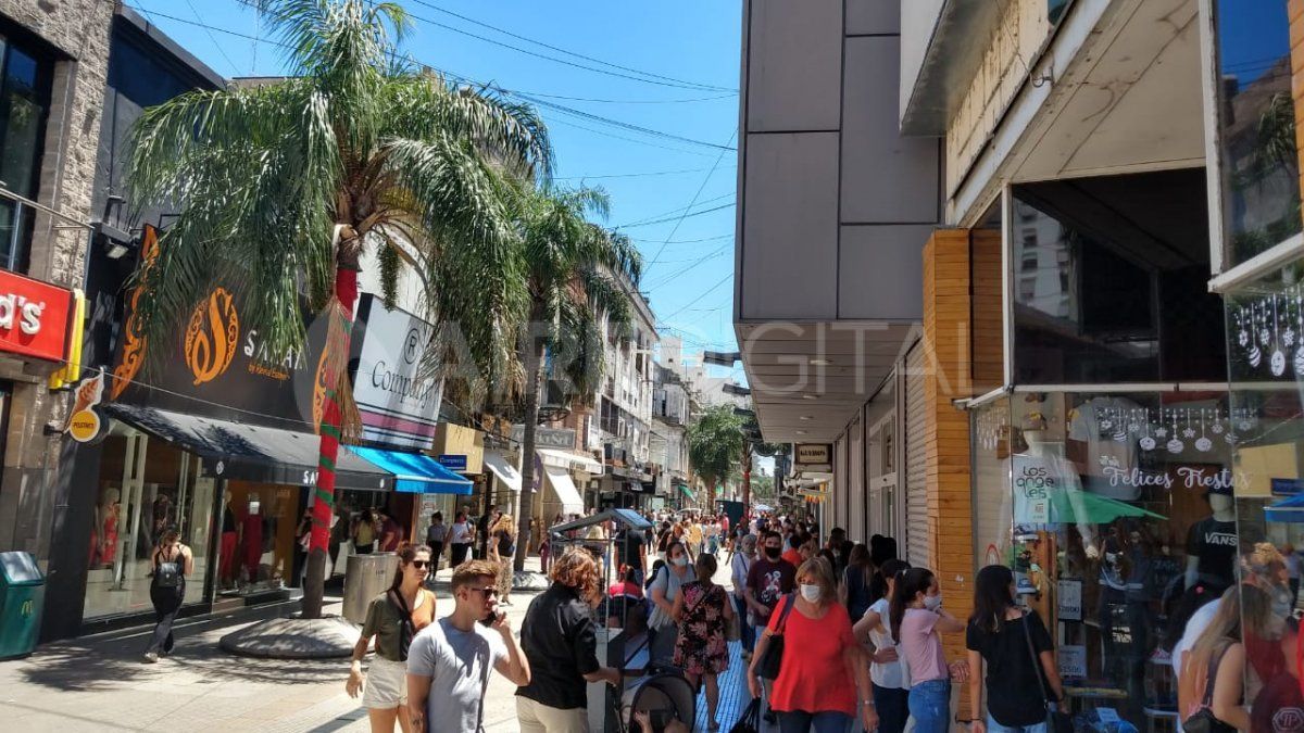 Este sábado por la mañana, la peatonal santafesina registró gran concurrencia debido a la proximidad con las fiestas de Navidad y Año Nuevo