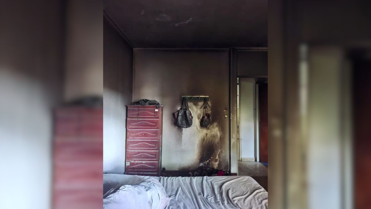 La rápida intervención de los bomberos evitó que el incendio se extendiera a otras casas del barrio.