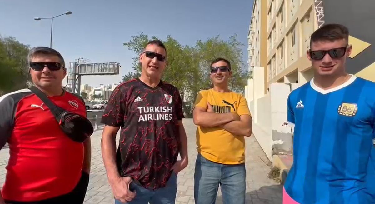 Los cuatro hinchas de Tostado reconocieron a uno de los enviados especiales de AIRE.