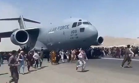Hay un caos en el aeropuerto de Kabul. Hay un caos en el aeropuerto de Kabul.