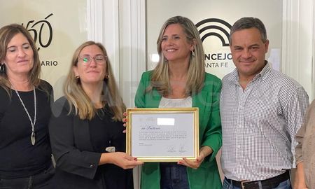 La entrega del diploma se realizó en el Concejo Municipal. La entrega del diploma se realizó en el Concejo Municipal.