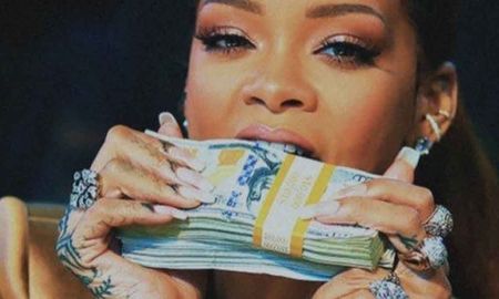 Algunos de los ingredientes del perfume de la cantante de Diamonds son mandarina, pachuli, toques de rosa búlgara absoluta, geranio y más. Además se detalla que el secreto de Rihanna está en la magnolia, el elemento que elevó la fragancia, En mi mente, una mujer debería oler poderosa, segura de sí misma y sexy dijo la cantante de pop. Algunos de los ingredientes del perfume de la cantante de Diamonds son mandarina, pachuli, toques de rosa búlgara absoluta, geranio y más. Además se detalla que el secreto de Rihanna está en la magnolia, el elemento que elevó la fragancia, En mi mente, una mujer debería oler poderosa, segura de sí misma y sexy dijo la cantante de pop.
