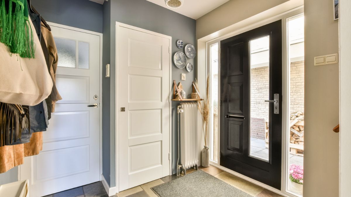 La entrada influye directamente en el flujo energético del hogar.