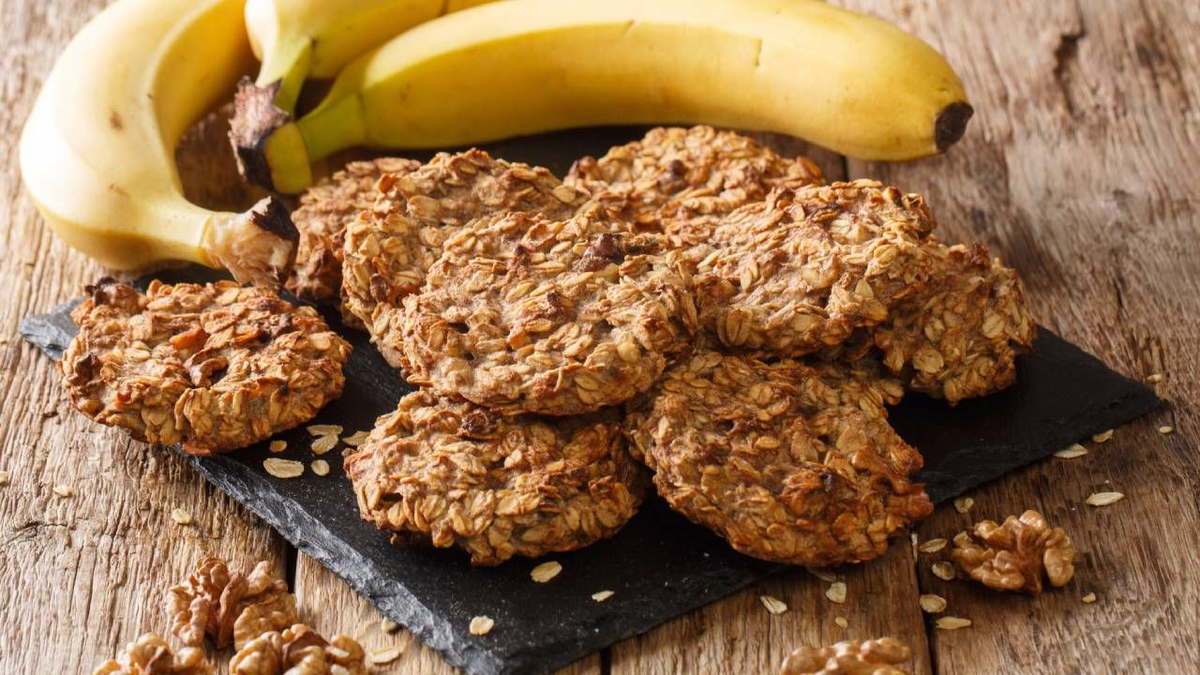 Las galletitas de banana y avena son una opción rica y saludable para el desayuno o la merienda. Las galletitas de banana y avena son una opción rica y saludable para el desayuno o la merienda.