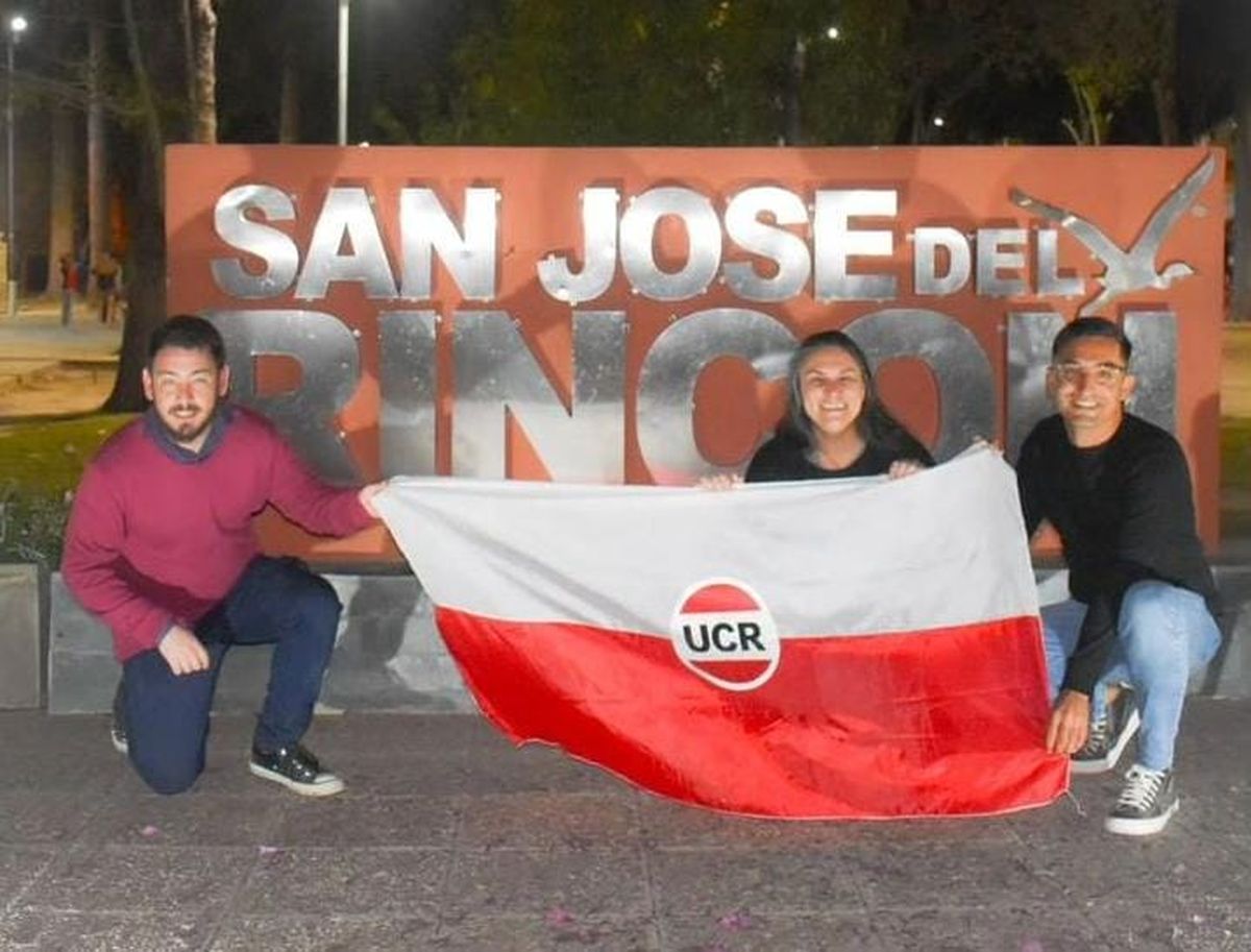 Andrés Soperez celebró junto a los dos nuevos concejales de San José del Rincón.
