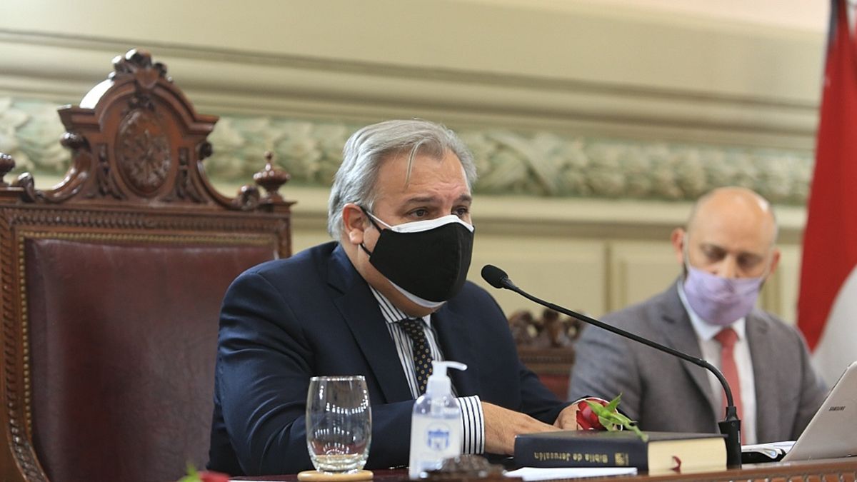 La única de las autoridades que el pasado jueves logró acuerdo generalizado y fue votado por unanimidad fue el presidente de la cámara, el socialista Pablo Farías.