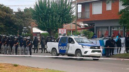 Al enterarse del hecho, familiares y vecinos de la víctima se manifestaron frente a la dependencia policial en reclamo de justicia.