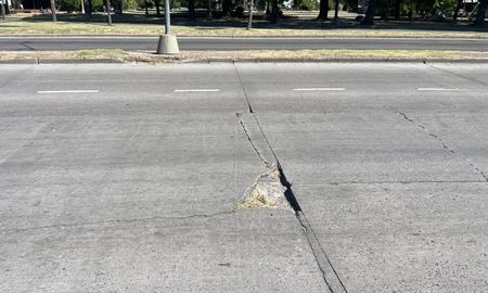 Accidente en 27 de Febrero y Tucumán: el bache que intentó esquivar la motociclista Accidente en 27 de Febrero y Tucumán: el bache que intentó esquivar la motociclista