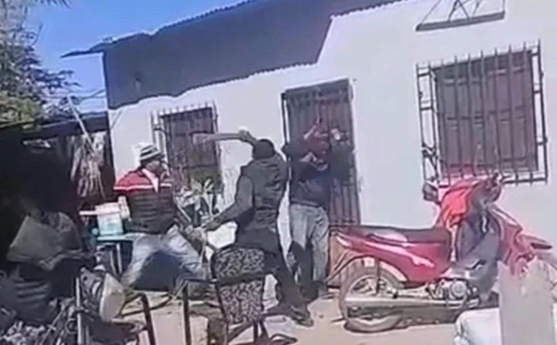 Acusaban a un joven de matar a un hombre y los vecinos se vengaron con el papá