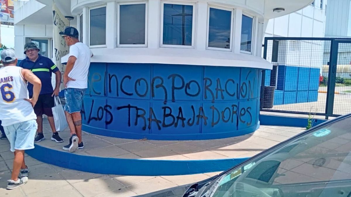 Trabajadores de SanCor enviaron intimaciones a la Cooperativa para revisar los despidos. Trabajadores de SanCor enviaron intimaciones a la Cooperativa para revisar los despidos.