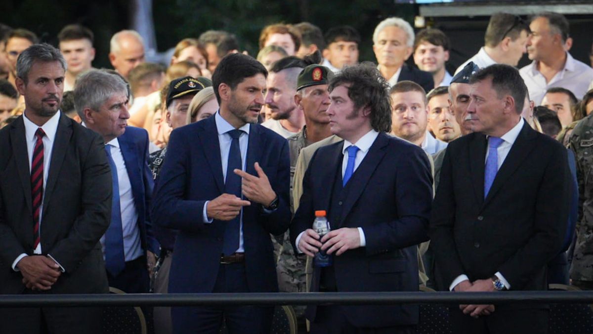 Javier Milei y Maximiliano Pullaro en el 213° acto en conmemoración del Combate de San Lorenzo en el Campo de la Gloria.