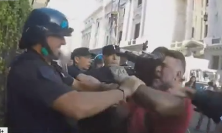 Denuncian que la fuerza de seguridad arrojó gas pimienta. Fue luego de las manifestaciones contra la Ley de Glaciares que se discutirá este jueves en el Senado Denuncian que la fuerza de seguridad arrojó gas pimienta. Fue luego de las manifestaciones contra la Ley de Glaciares que se discutirá este jueves en el Senado