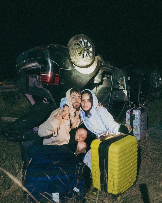 Flor Jazmín Peña y su acompañante se retrataron junto al auto volcado.