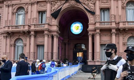Diego Maradona falleció este miércoles a los 60 años mientras se recuperaba de la operación en la cabea a la que fue sometido a principios de noviembre. Diego Maradona falleció este miércoles a los 60 años mientras se recuperaba de la operación en la cabea a la que fue sometido a principios de noviembre.