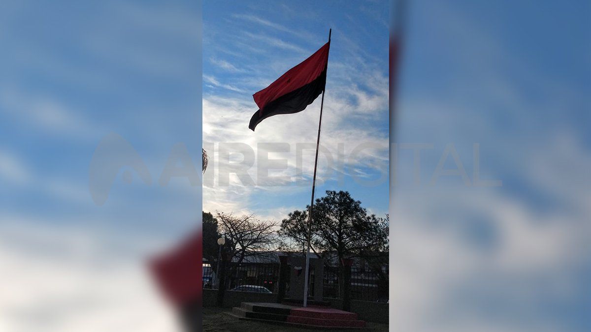 Así luce la nueva bandera de Colón en la sede de la institución.&nbsp;