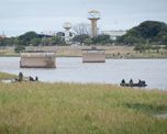 La Municipalidad de Santa Fe y clubes náuticos realizarán este sábado tareas de remoción de camalotes en la zona de los pilotes del ex puente ferroviario. La Municipalidad de Santa Fe y clubes náuticos realizarán este sábado tareas de remoción de camalotes en la zona de los pilotes del ex puente ferroviario.