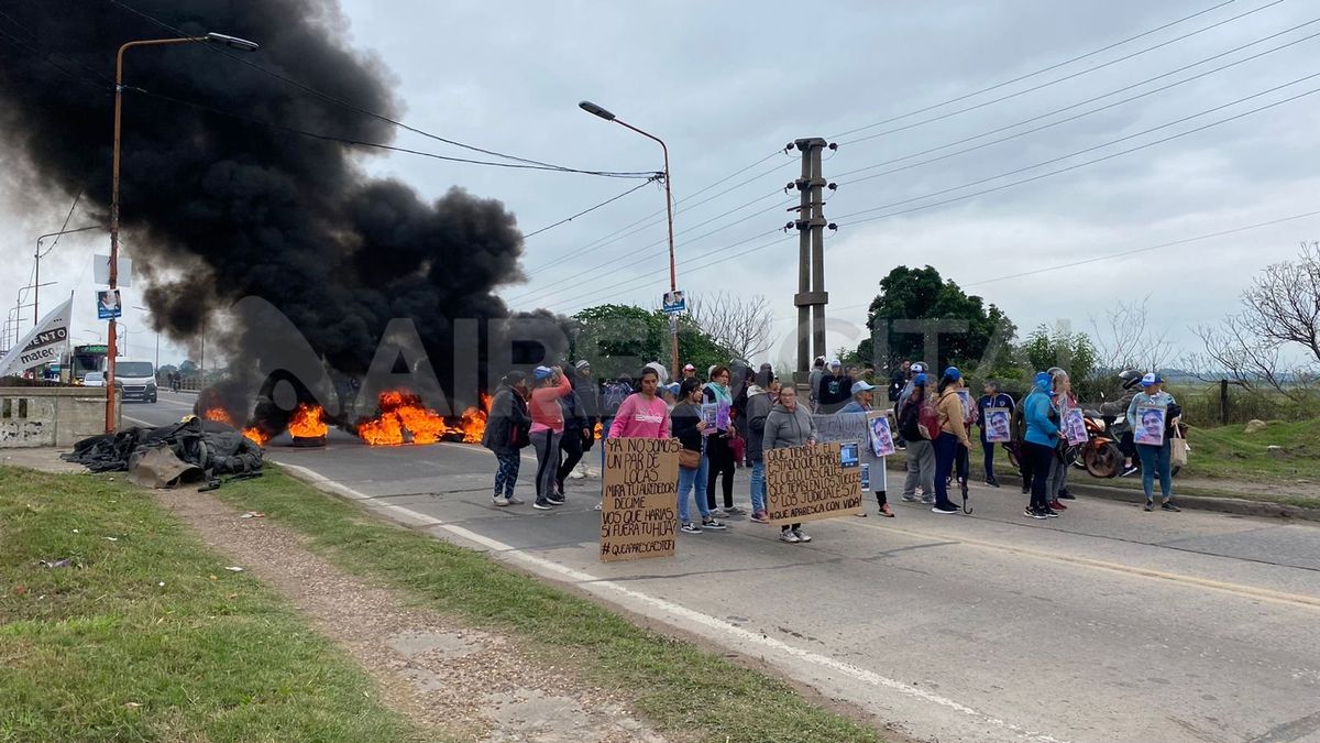 Este lunes, y ante la falta de respuestas, la familia de Mónica cortó ambas manos del puente Carretero.