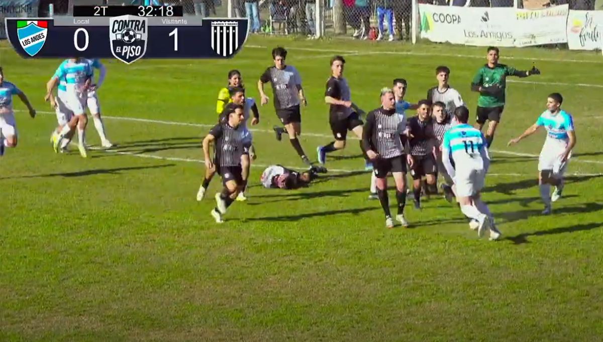 Violencia en el fútbol de Santa Fe: brutal patada en un partido de la Liga Deportiva del Sur. Violencia en el fútbol de Santa Fe: brutal patada en un partido de la Liga Deportiva del Sur.