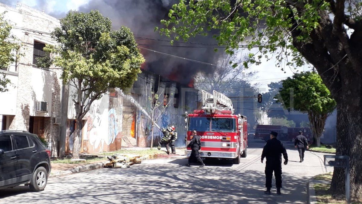 El combate contra las llamas duró varias horas y tuvieron que ser cortadas las calles adyacentes al lugar.