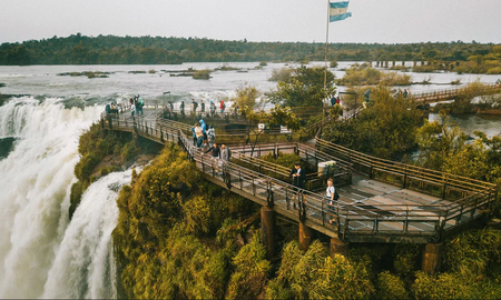 La medida fue tomada por las autoridades del Parque Nacional como consecuencia de la fuerte crecida registrada en el caudal del río Iguazú. La medida fue tomada por las autoridades del Parque Nacional como consecuencia de la fuerte crecida registrada en el caudal del río Iguazú.