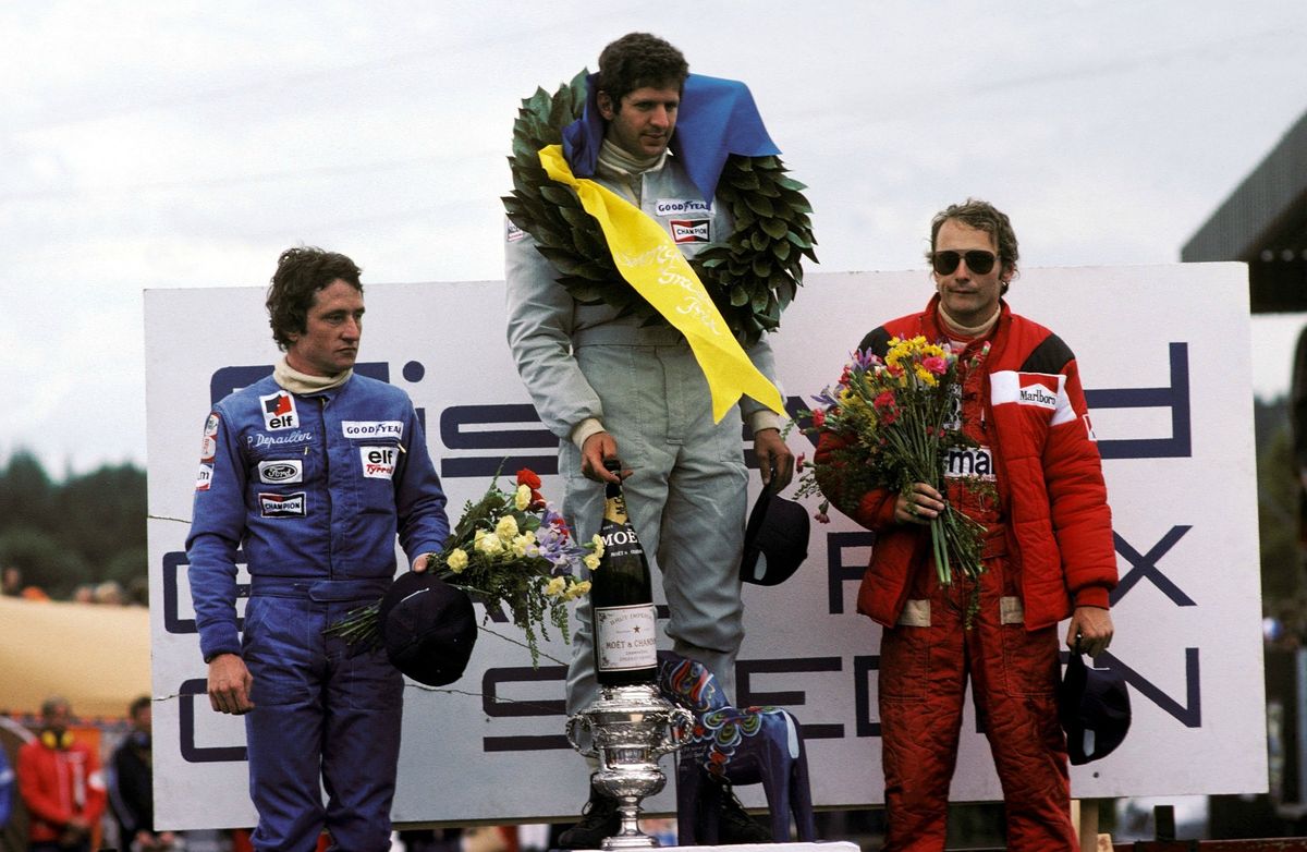 El podio del GP de Suecia de 1976, con el sudafricano Jody Scheckter (ganador), el francés Patrick Depailler (segundo), y el austríaco Niki Lauda (Ferrari 312T2), quien arribó en el tercer puesto.