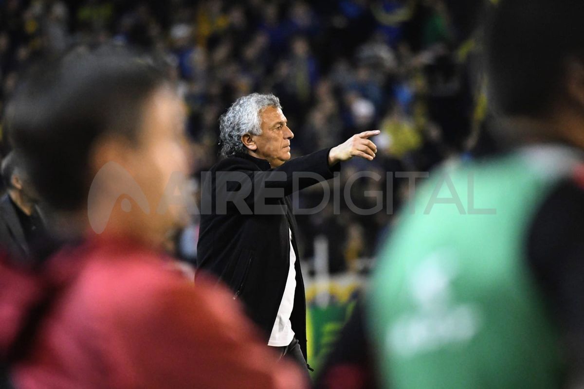Néstor Gorosito reveló en conferencia de prensa qué clase de jugadores están buscando con la dirigencia para reforzar el plantel.