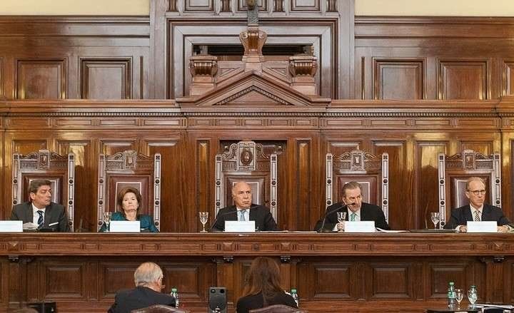 Los jueces de la Corte Suprema ganan 60% más que Macri