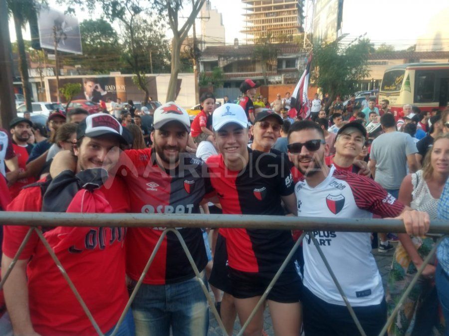 Hinchas de Col&oacute;n en Asunci&oacute;n