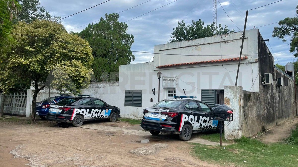 Ingreso a la Subcomisaría Sexta de Santa Fe. 