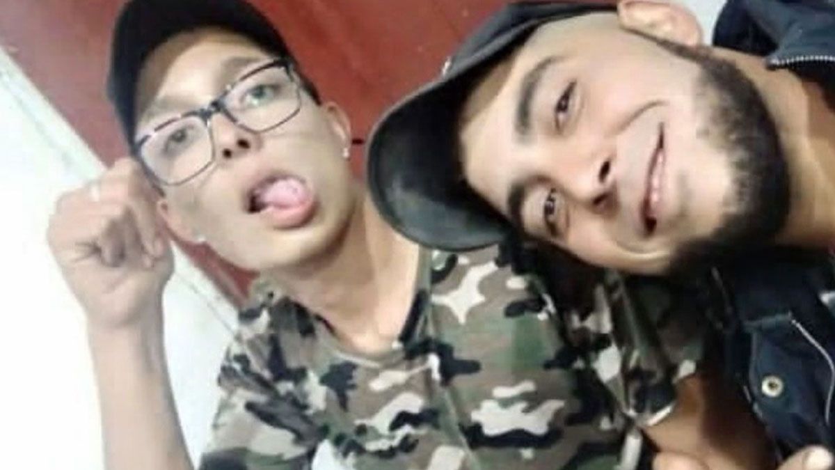 Un estudio de ADN realizado a los dos cuerpos hallados ayer en el departamento mendocino de Maip&uacute; confirm&oacute; que pertenecen a los hermanos Franco y Kevin &Aacute;lvarez, desaparecidos desde el 7 de junio pasado, y por el doble crimen detuvieron hoy a cuatro sospechosos, informaron fuentes judiciales.