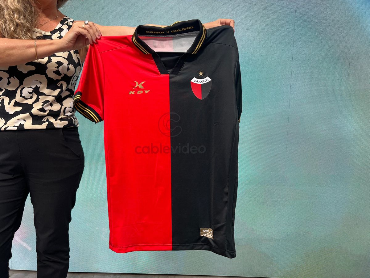 La camiseta cuenta con un diseño especial en sus publicidades. Tanto el cuello como las mangas están bordadas, de negro y dorado. La camiseta cuenta con un diseño especial en sus publicidades. Tanto el cuello como las mangas están bordadas, de negro y dorado.