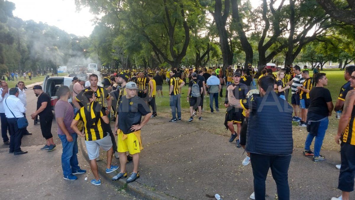 Los hinchas de Peñarol se concentran en el Parque Garay de la ciudad de Santa Fe antes del partido contra el Club Atlético Colón.&nbsp;