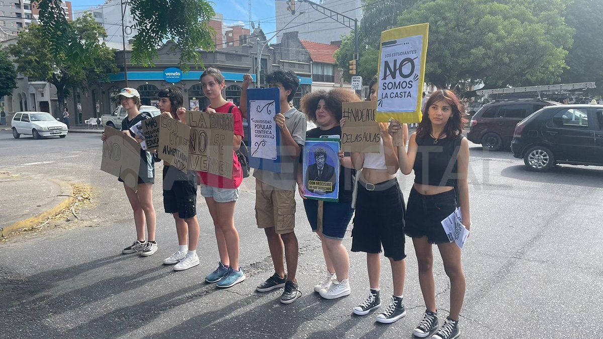 “En muchas escuelas se caen los techos, los ventiladores no andan. Las escuelas están mal”, agregaron los alumnos del segundo nivel educativo. “En muchas escuelas se caen los techos, los ventiladores no andan. Las escuelas están mal”, agregaron los alumnos del segundo nivel educativo.