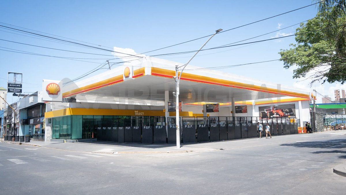 La Policía colocó vallas en las estaciones de servicio de la zona.&nbsp;