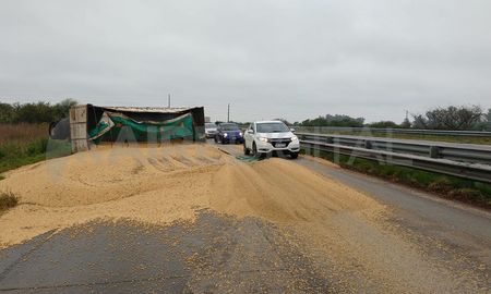 Advierten por la calzada reducida y el esparcimiento de la soja, que puede complicar la circulación. Advierten por la calzada reducida y el esparcimiento de la soja, que puede complicar la circulación.