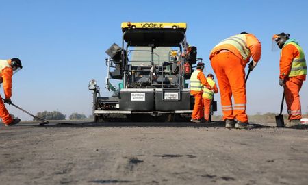 El Gobierno nacional informó que lanza una licitación pública para privatizar nuevos tramos de rutas nacionales, que superan los 1.800 kilómetros. El Gobierno nacional informó que lanza una licitación pública para privatizar nuevos tramos de rutas nacionales, que superan los 1.800 kilómetros.
