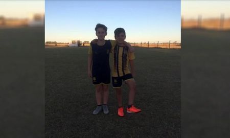 Le robaron los botines a su amigo y usó sus ahorros para comprarle otros