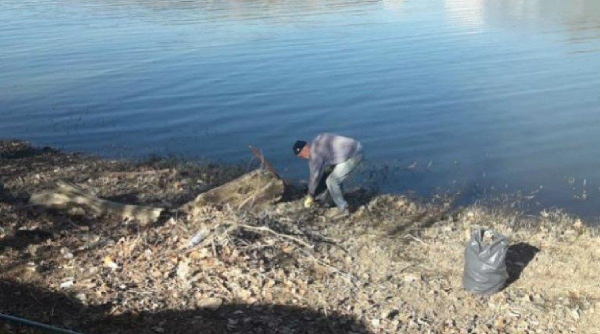 Pidió ayuda a sus vecinos para limpiar un lago