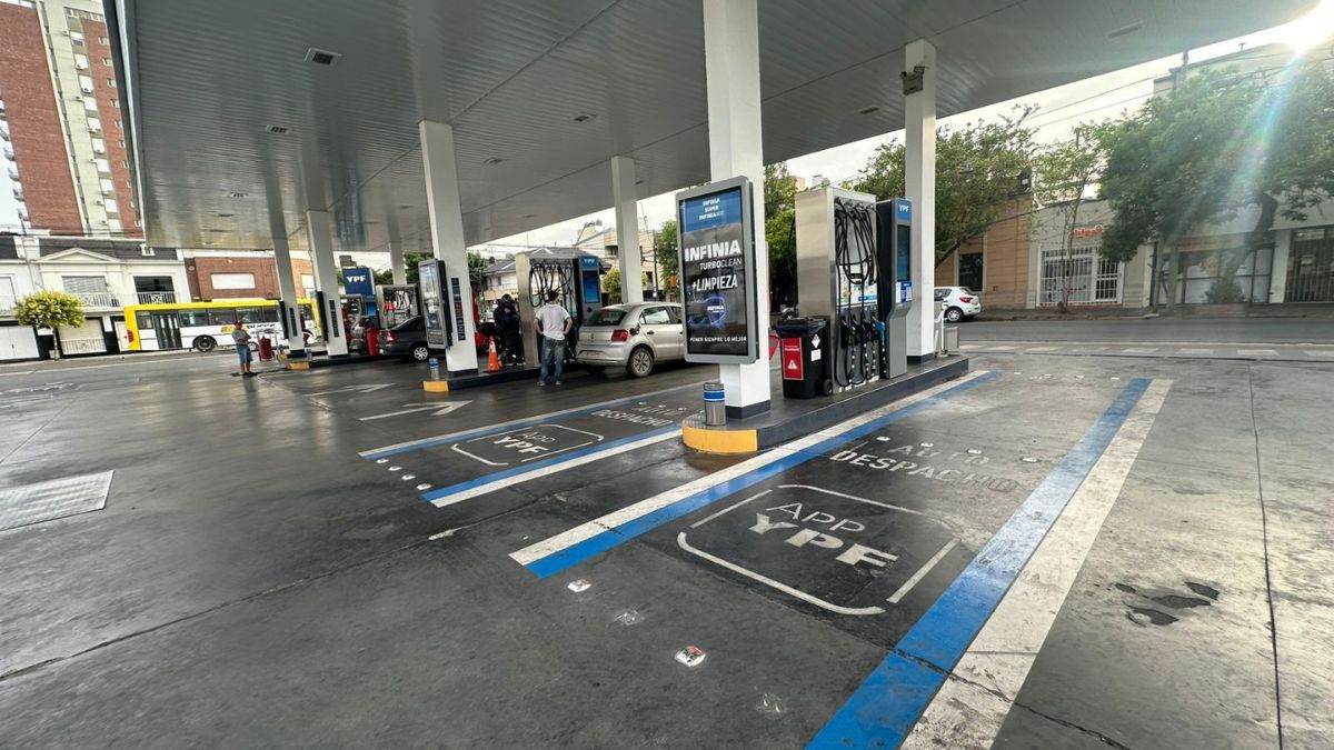 Paso a paso para cargar combustible con autodespacho y acceder al descuento nocturno en Santa Fe.