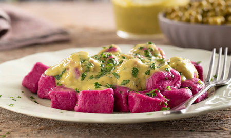 Cómo preparar ñoquis de remolacha con salsa de crema y queso