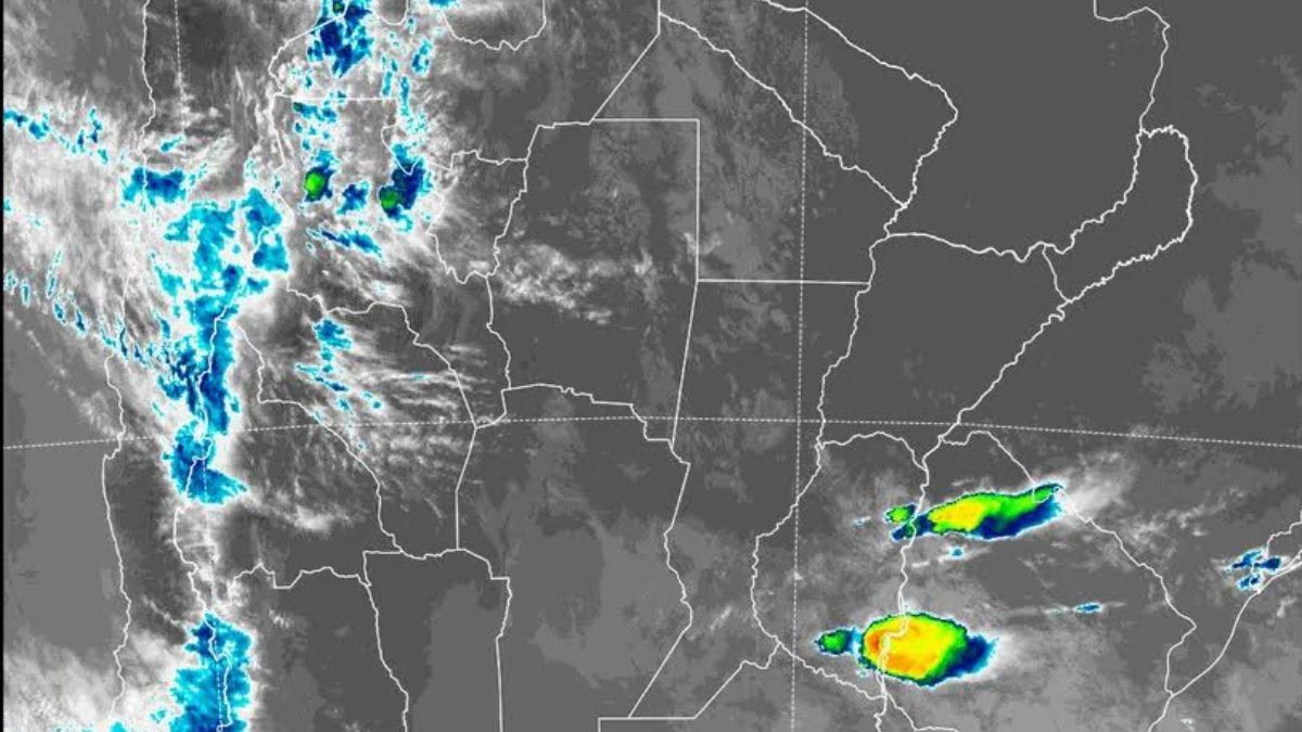 La imagen satelital muestra tormentas activas en la región, con mayor intensidad desplazándose hacia Entre Ríos. La imagen satelital muestra tormentas activas en la región, con mayor intensidad desplazándose hacia Entre Ríos.