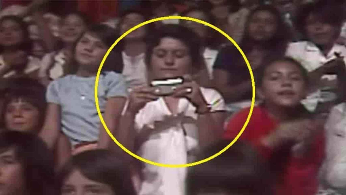 Captan supuesta viajera del tiempo en concierto de Parchís en 1982: traía un smartphone
