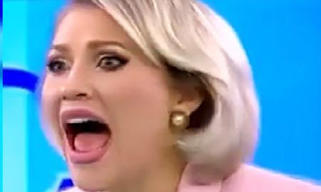 Una mujer desnuda entró a un programa de televisión y atacó a la conductora Una mujer desnuda entró a un programa de televisión y atacó a la conductora
