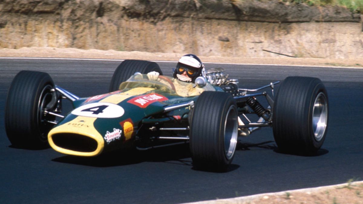 Su último GP fue el de Sudáfrica 1968, que se corrió en el circuito de Kyalami y, con su triunfo sobre un Lotus 49-Ford del lunes 1 de enero, al escocés le cupo el honor de superar la marca de 24 victorias en la Fórmula 1 que había establecido el inolvidable balcarceño Juan Manuel Fangio. Ese día, en el 73° Gran Premio que disputó, Clark se subió a lo más alto del podio por 25ª y última vez. Su último GP fue el de Sudáfrica 1968, que se corrió en el circuito de Kyalami y, con su triunfo sobre un Lotus 49-Ford del lunes 1 de enero, al escocés le cupo el honor de superar la marca de 24 victorias en la Fórmula 1 que había establecido el inolvidable balcarceño Juan Manuel Fangio. Ese día, en el 73° Gran Premio que disputó, Clark se subió a lo más alto del podio por 25ª y última vez.
