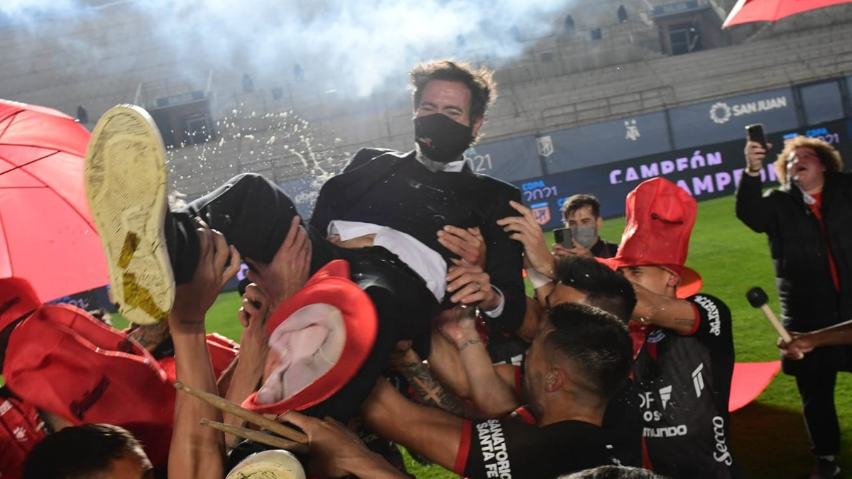 El entrenador Eduardo Domínguez se llevó la Copa de Colón Campeón a su casa