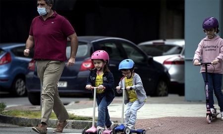 los espanoles salieron a hacer deportes y a pasear, tras siete semanas de encierro los espanoles salieron a hacer deportes y a pasear, tras siete semanas de encierro